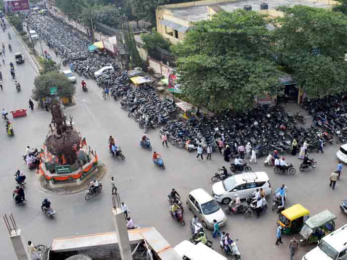 Varanasi Kachahari Area Mein Naya Parking Pass System Lagu, Bina Pass Gaadi Khadi Ki To Hogi Sakht Karvayi