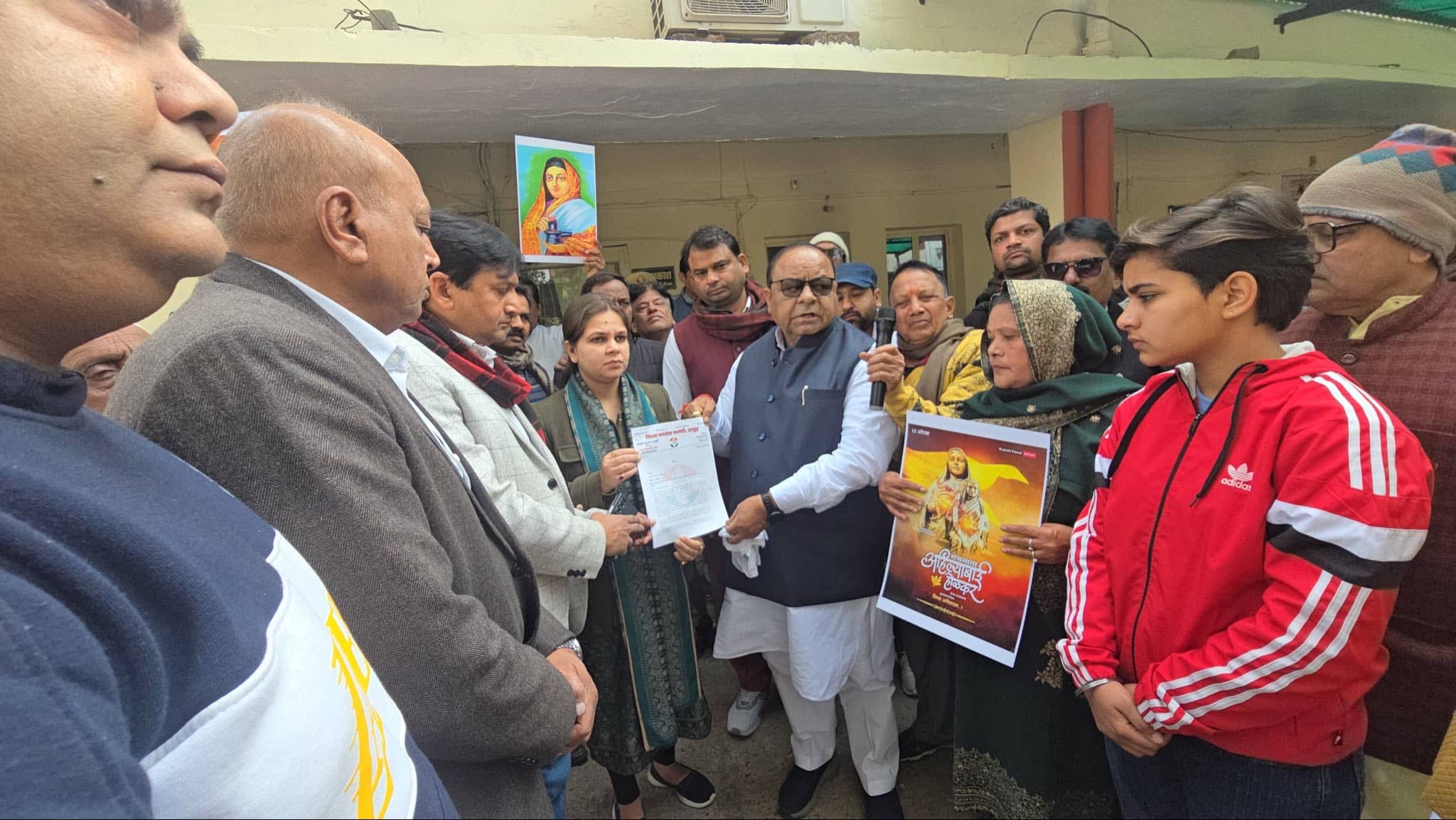 Congress Stages Sit-In at Gandhi Statue Over Manikarnika Ghat ‘Demolition’, Submits Memorandum to SDM