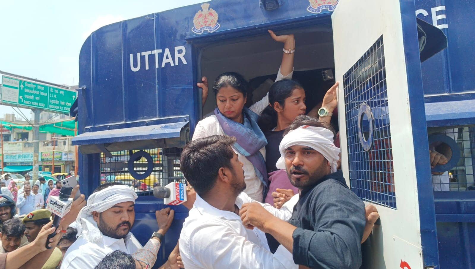 BHU Gate Lanka Se Pallavi Patel Sahit Saikdon Karyakarta Girftar, Pradarshan Ke Dauran Police Action