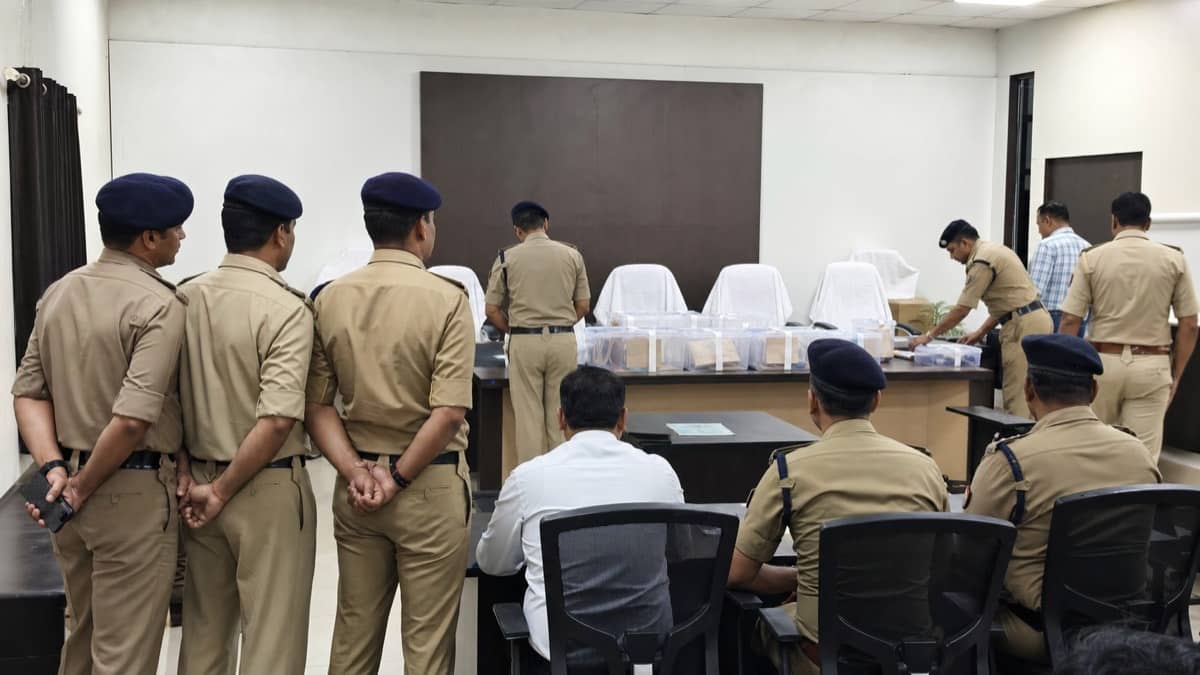 Varanasi police team briefing officials during a crime follow-up investigation
