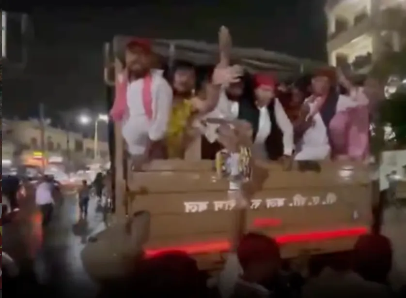 Samajwadi Party workers protesting and blocking road near BHU Singh Dwar in Varanasi