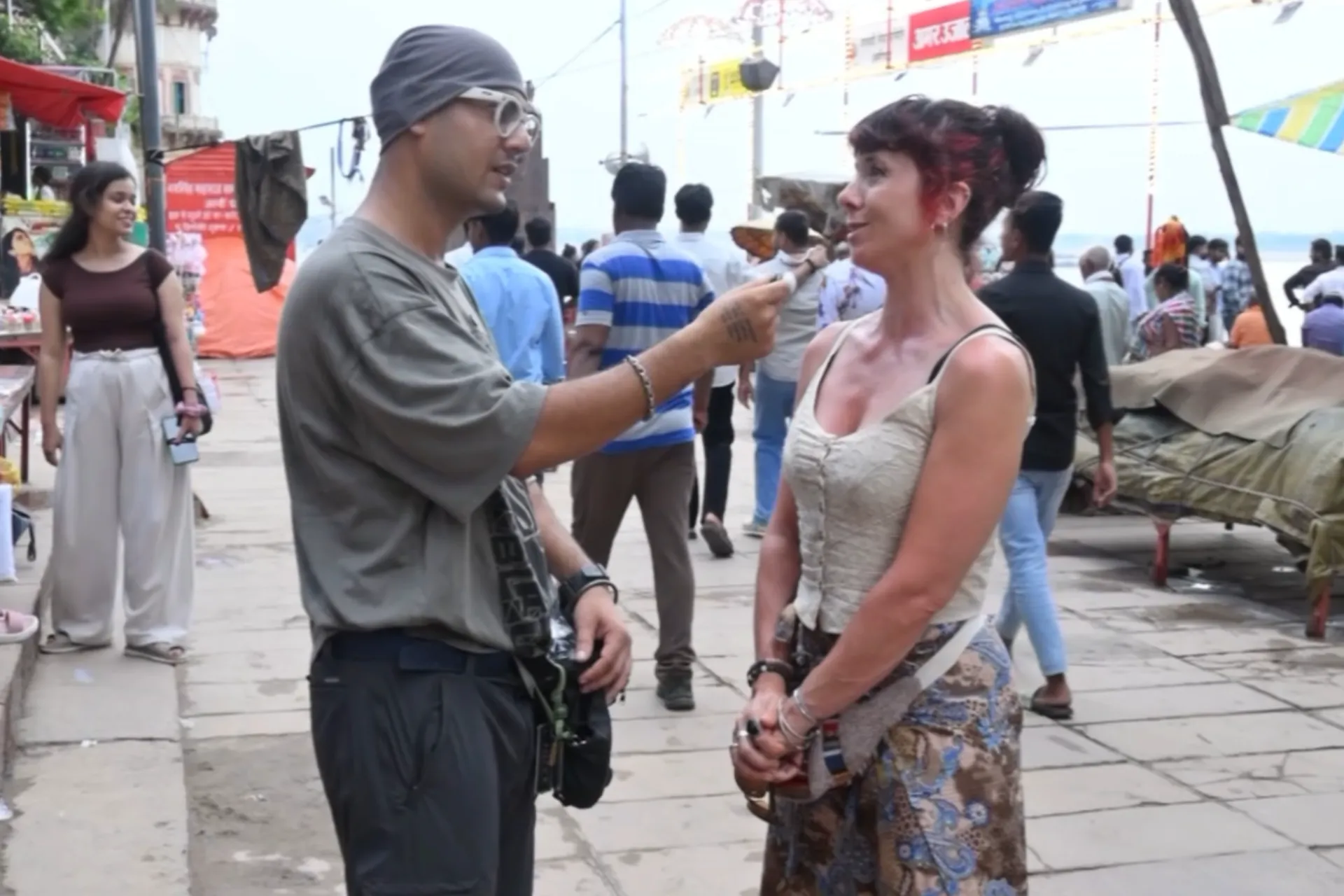 Dalimss News journalist Rudraksh Sehgal interviews a foreign woman traveller about women’s safety at the ghats of Varanasi.