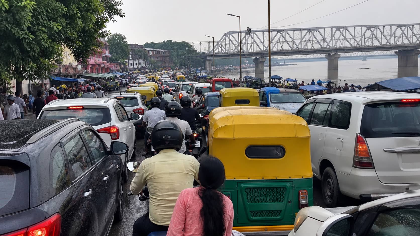 Long queue of cars and two-wheelers near Rajghat in Varanasi