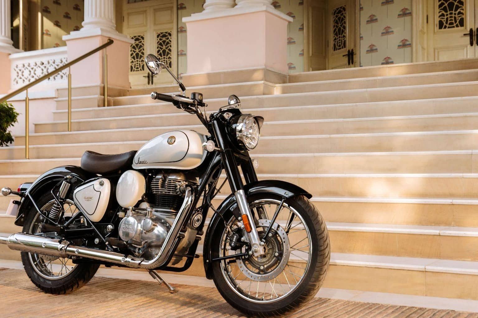 Royal Enfield Classic 350 Signature White vs Himalayan 440: which to buy