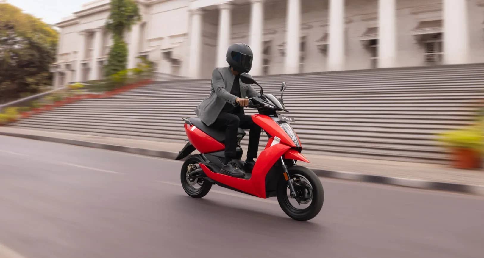 Ather 450S at Rs 1,35,999, 450X at Rs 1,48,998: range and features compared