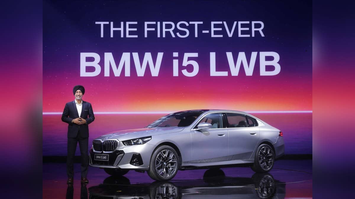 Landscape official photograph of the BMW i5 Long Wheelbase with a BMW executive