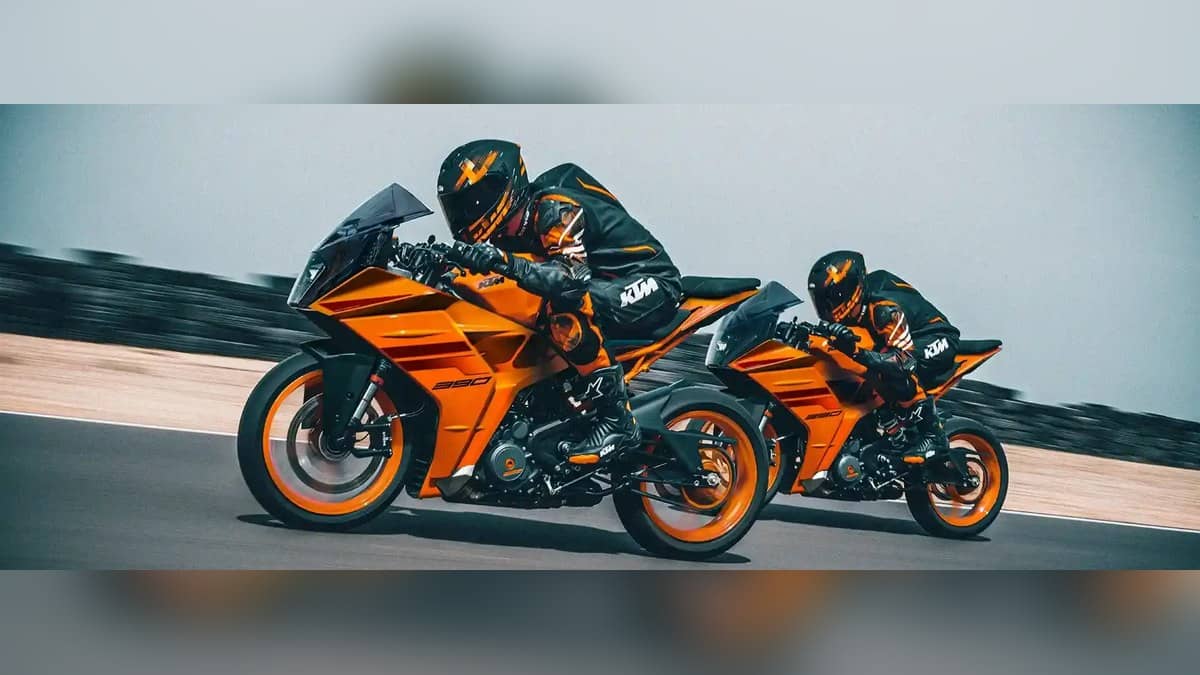 KTM RC 390 in the official wide product banner
