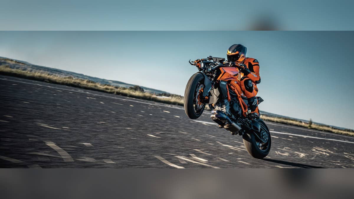 KTM 1390 Super Duke R vs 890 Duke R price: 890 Duke R starts lower at Rs 14,50,000
