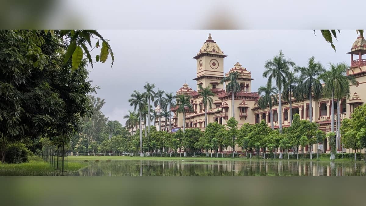 आईआईटी बीएचयू की आधिकारिक वेबसाइट पर दिखाया गया परिसर का भवन और पेड़।